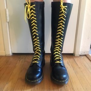 Doc Marten 1B60 20 eye zip up boot